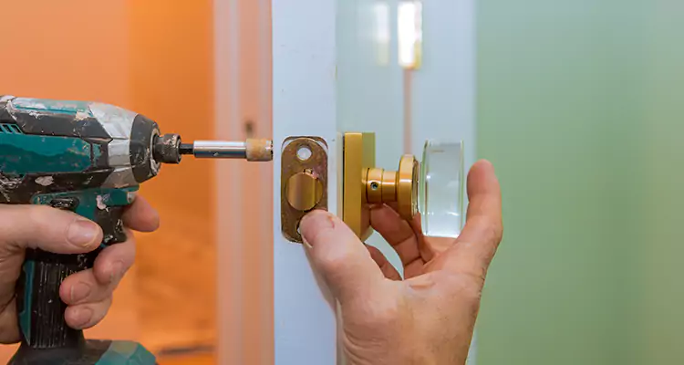 Broken Door Knob Fix in Pompano Beach, FL